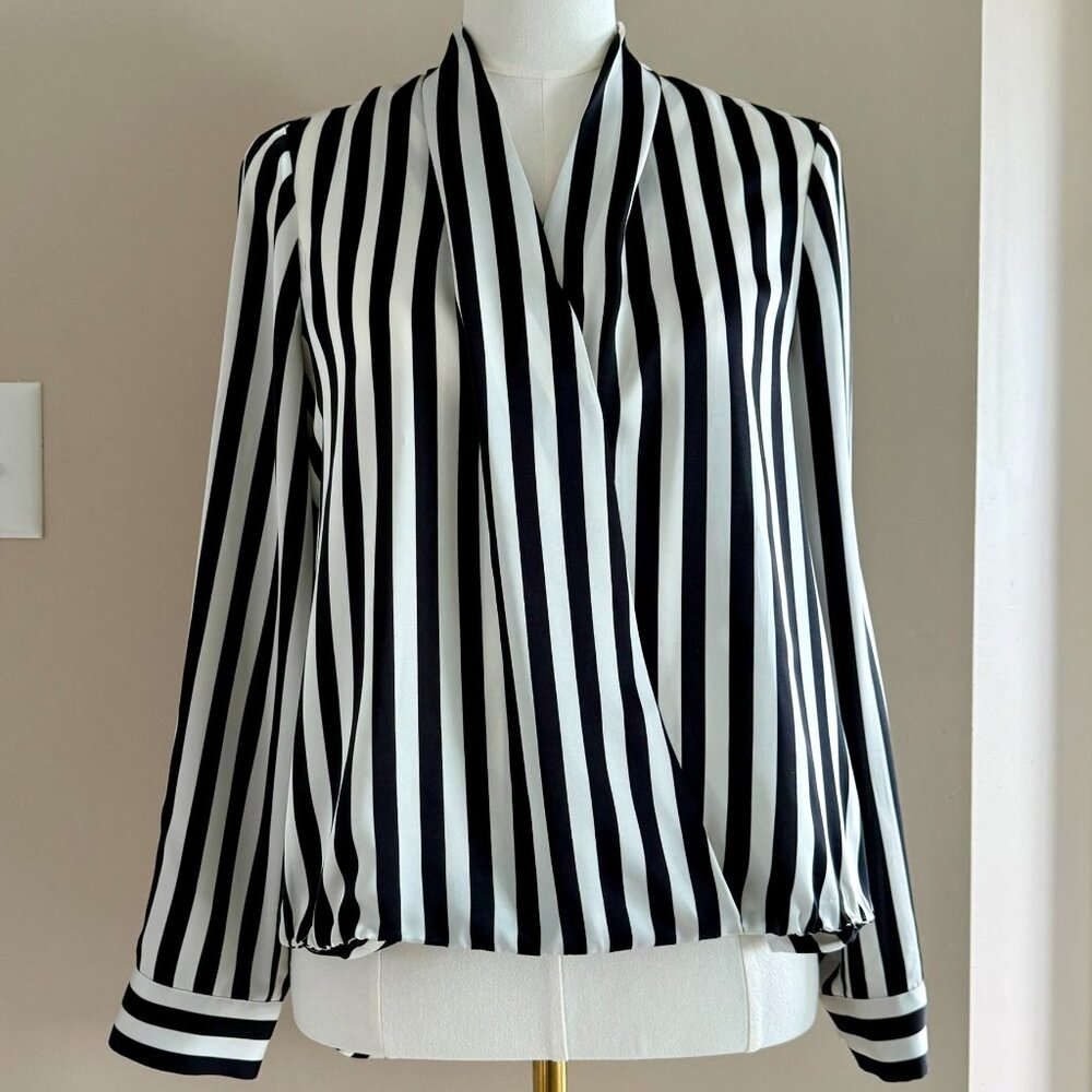 CHICO'S | Black & White Silky Hi-Low Top Sz Small - Picture 2 of 6